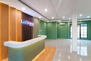 Ο χώρος του λόμπι ή της ρεσεψιόν στο RedDoorz Plus Ciapus Bogor