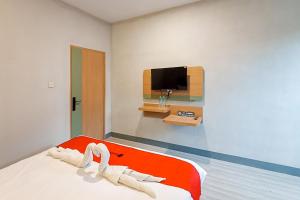 Ένα ή περισσότερα κρεβάτια σε δωμάτιο στο RedDoorz Plus Ciapus Bogor