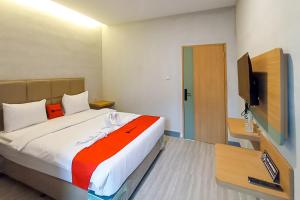 Μια τηλεόραση ή/και κέντρο ψυχαγωγίας στο RedDoorz Plus Ciapus Bogor