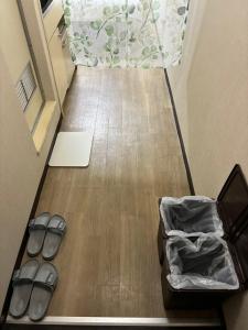 un par de sandalias sentadas en el suelo en una habitación en SJins, en Tokio