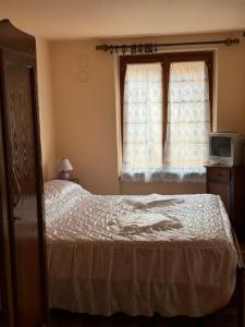 Un dormitorio con una cama y una ventana en Monte Rosa Lys2, en Gaby