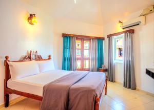 Un pat sau paturi într-o cameră la 'Golden Sand Dunes' 1bhk Benaulim beach apartment +16 fotografii