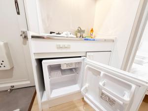 Η κουζίνα ή μικρή κουζίνα στο 東三国民泊