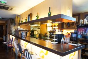 EXIGEHOME-Large houseboat with spa near Paris في سان-كلو: بار في مطعم وزجاجات على الحائط