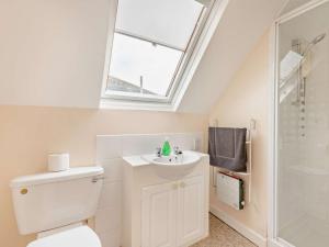 4 Bed in Studland 75639 في ستودلاند: حمام مع مرحاض ومغسلة ونافذة +34 صورة