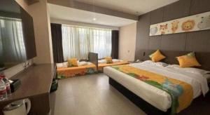 Una habitación de hotel con una cama grande y un escritorio. en Jinjiang Inn Select Xi'an Hongmiaopo East Daxing Road, en Xi'an 82 fotos más