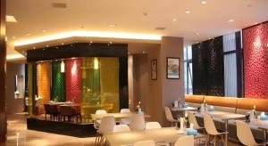 un restaurante con mesas y sillas blancas en Jinjiang Inn Select Xi'an Hongmiaopo East Daxing Road, en Xi'an