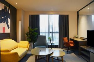 Un televizor și/sau centru de divertisment la INNSiDE by Meliá Zhengzhou