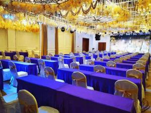 通辽Vienna Hotel Tongliao Ke'erqin的宴会厅里的一排桌椅