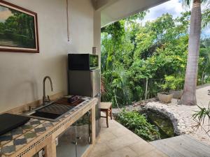 Κήπος έξω από το A Slice of Paradise