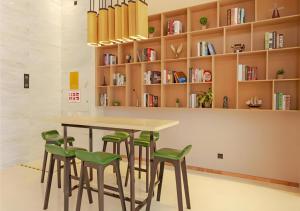 a dining room with a table and green chairs at City Comfort Inn Taizhou International Exhibition Center in Ma-pu-ch'iao +93 photos