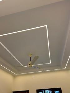 Comforts suites HVR في Sringeri: سقف أبيض مع مروحة سقف في الغرفة