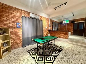 Stolní tenis v ubytování Homestay The Wooden Port Dickson nebo okolí