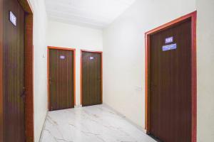 um corredor com três portas num edifício em Hotel O A G M Residency em Sohna