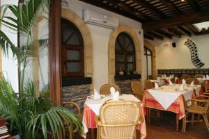 Restaurace v ubytování Hostal Torre de Guzmán