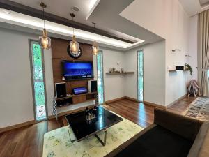 un soggiorno con un divano e una TV di Homestay Singgah Villa Kkb, Selangor a Kuala Kubu Baharu