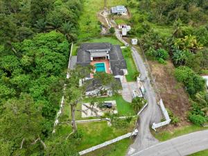 una vista aerea di una casa su strada di Homestay Singgah Villa Kkb, Selangor a Kuala Kubu Baharu
