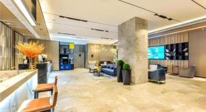 una hall di un hotel con divani e sedie di Echarm Hotel Guiyang Qianling Mountain a Guiyang