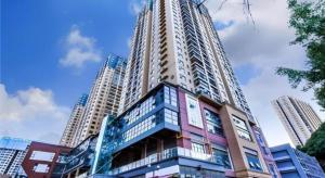 un palazzo alto in una città con edifici alti di Echarm Hotel Guiyang Qianling Mountain a Guiyang