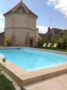 een groot zwembad voor een gebouw bij Le Colombier de la Graverie in Senots