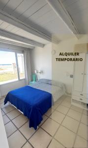 Ένα ή περισσότερα κρεβάτια σε δωμάτιο στο La Mimicha Casa de mar