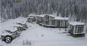 una vista aerea di un resort sulla neve di Аppartment Dreams a Pamporovo