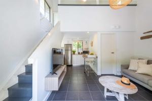 Køkken eller tekøkken på Bayshore Bungalow 6 - Oceanstays