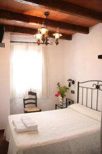 Postel nebo postele na pokoji v ubytování Hostal Torre de Guzmán