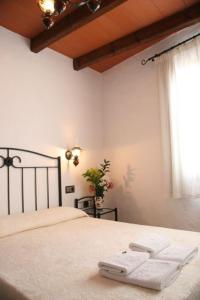 Postel nebo postele na pokoji v ubytování Hostal Torre de Guzmán