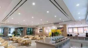 un ristorante con tavoli e sedie e un grande soffitto di GreenTree Alliance Hotel Chengdu Dujiangyan Sands Bird's Nest a Dujiangyan