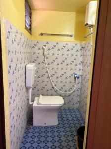 ein Badezimmer mit einer weißen Toilette in einem Zimmer in der Unterkunft CR Residency in Tiruvannāmalai