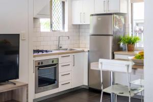 Bayshore Bungalow 2 - Oceanstays في خليج بايرون: مطبخ بخزائن بيضاء وثلاجة من الفولاذ المقاوم للصدأ +19 صورة