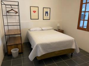 Ένα ή περισσότερα κρεβάτια σε δωμάτιο στο Hotel Hasta La Vista