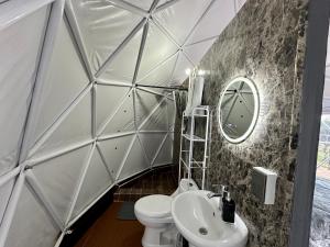 Phòng tắm tại Domo en bosque con jacuzzi