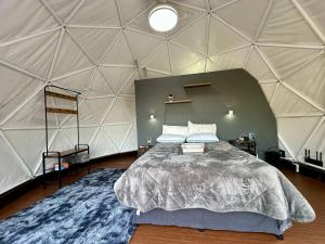 Giường trong phòng chung tại Domo en bosque con jacuzzi