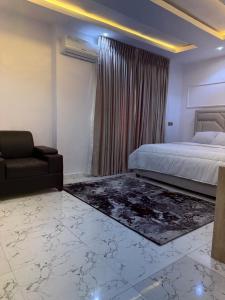 Postel nebo postele na pokoji v ubytování Larj Residence