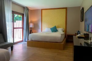 una camera da letto con un letto e una grande finestra di Good Mood Resort a Koh Lipe Altre 73 foto