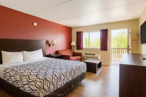 Postel nebo postele na pokoji v ubytování King's Inn Motel