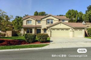 科罗娜Claire Home的街上有车库的房子