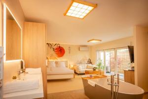 a living room with a bath tub in a room at Zen, Proche Basel, Ambiance Japonaise & Calme in Saint-Louis