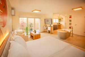 a bedroom with a bed and a living room at Zen, Proche Basel, Ambiance Japonaise & Calme in Saint-Louis