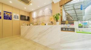 una hall con un grande bancone in marmo in un negozio di Super 8 Hotel Chengdu Kuan Zhai Zane Huapaifang a Chengdu