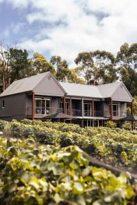 a house in the middle of a field at Mantons Creek Estate in Shoreham