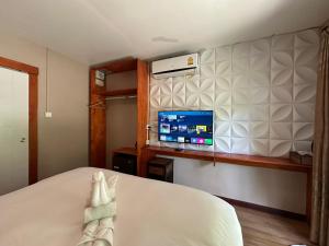 una camera da letto con un letto e una tv a parete di Good Mood Resort a Koh Lipe