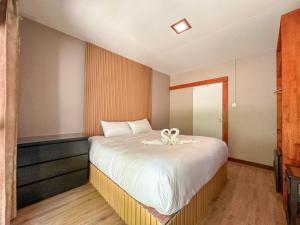 una camera da letto con un grande letto con un arco sopra di Good Mood Resort a Koh Lipe