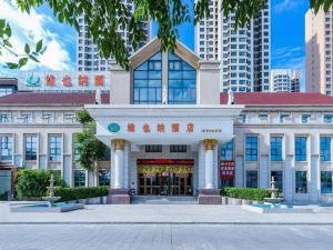 ein Gebäude mit chinesischer Schrift auf der Vorderseite in der Unterkunft Vienna Hotel Tianjin Zhongbei Town in Tianjin