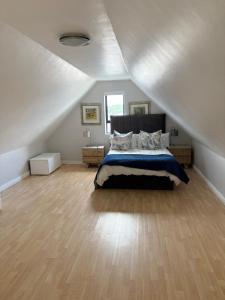 1 dormitorio en el ático con 1 cama y suelo de madera en 12 Leisel Lane, en St Francis Bay 20 fotos más