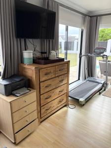 1 dormitorio con vestidor y TV en 12 Leisel Lane, en St Francis Bay