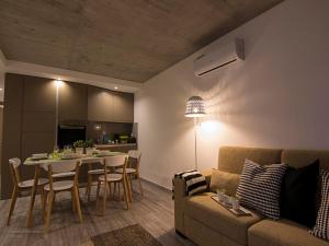 アヴェイロにあるS. Gonçalinho - Suites Apartmentsのリビングルーム(ソファ、テーブル、椅子付)