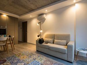 sala de estar con sofá y mesa en S. Gonçalinho - Suites Apartments, en Aveiro